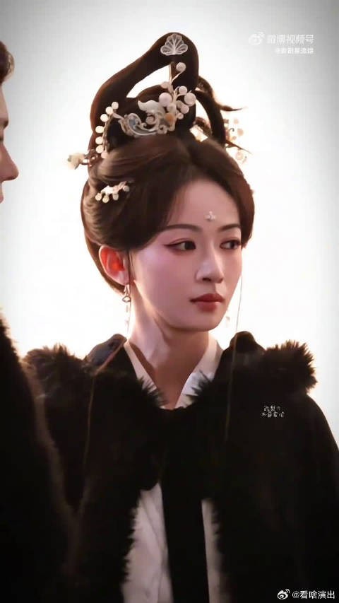 吴谨言的眼神里全是戏，那种绝望感隔着屏幕都能感受到