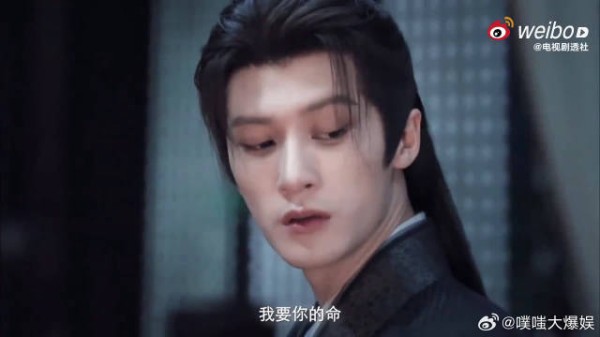 这镜头自带故事滤镜,檀健次捏卢昱晓下巴,乱世里的爱恨拉扯,让人越看越上头
