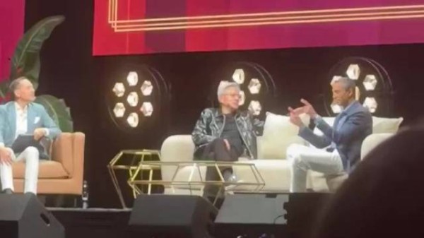 笑死：川普临时打进黄仁勋采访现场，全场哄堂大笑起来！
