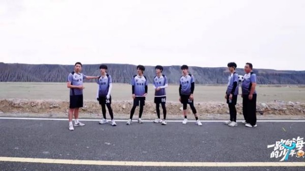朱志鑫招呼张极试吃被拒,左航指三人料理相同
