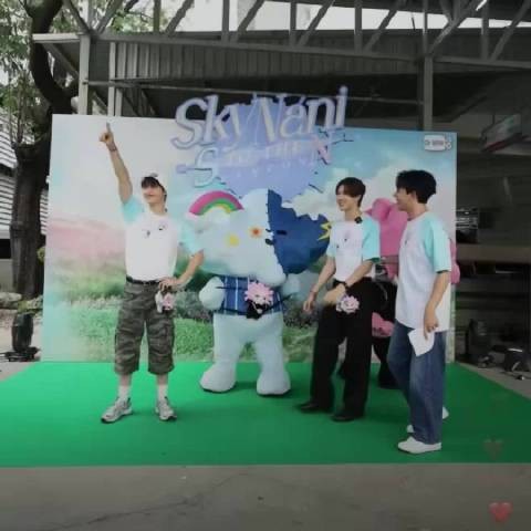 这个是超逼真的等身立牌， ‍⬛：这是耳朵，这是脖子，这是胡子…
