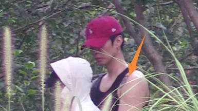李小璐与年轻男子带孩子逛公园,是干儿子?还是新恋情?…