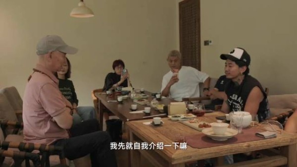 马思唯与李伯清交流聊天