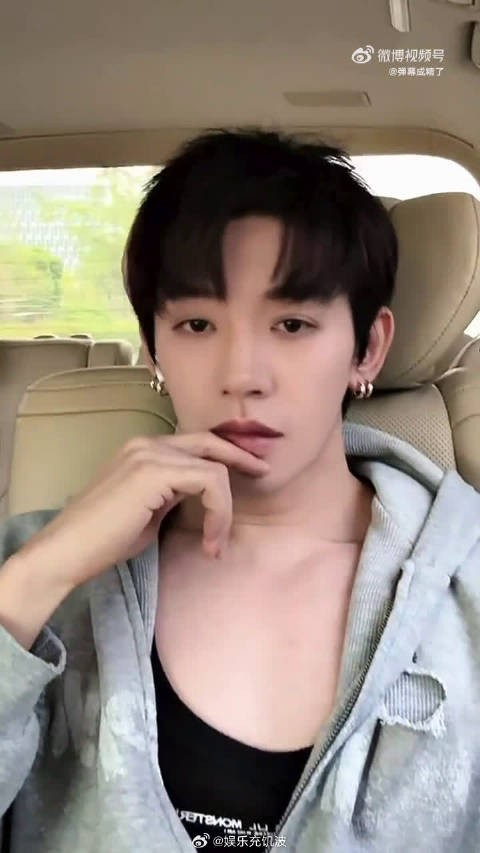 体重数字只是参考,邓为体重涨体脂低,整个人更挺拔有气场