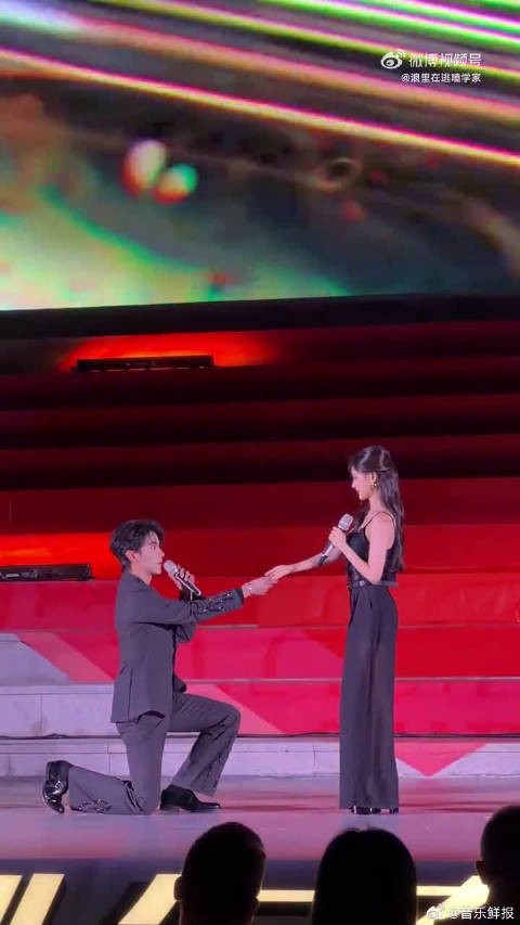陈鑫海单膝下跪李一桐，瞬间误会似求婚
