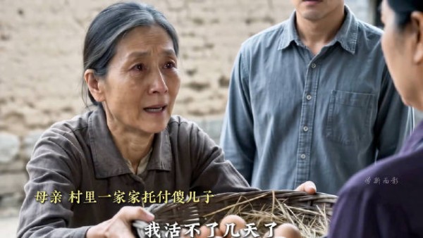 母亲牵挂不能自理的傻儿子,乡亲们坚持养了20几年,如今依旧