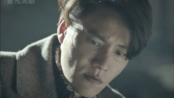 男人只是看了一眼纽扣,瞬间就想到除掉叛徒的办法