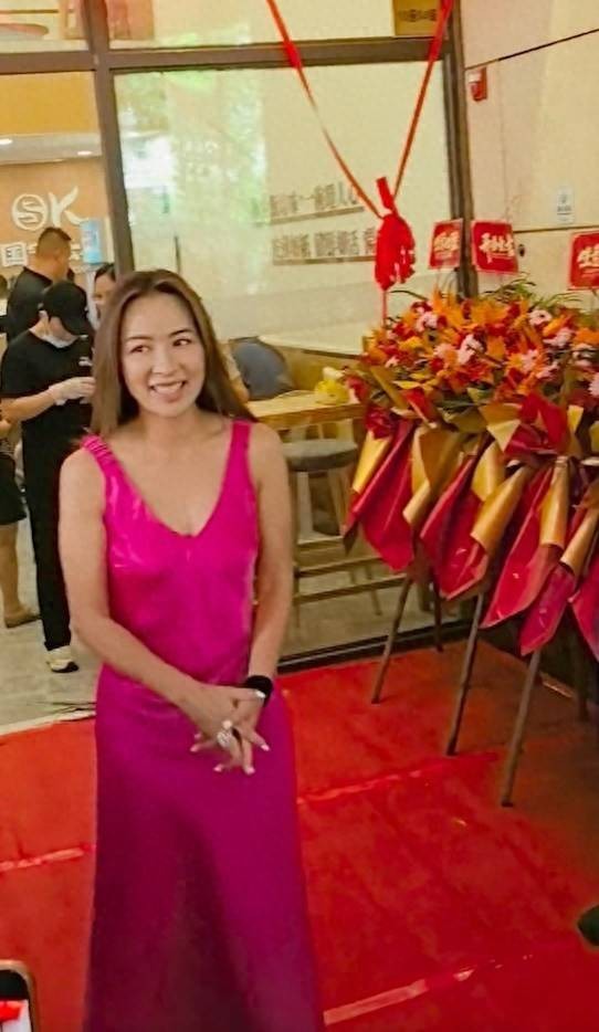 香港知名女星生意越做越大，佛山云吞店开张亲自剪彩，状态抢镜