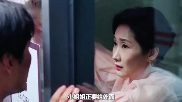 丧尸伪装成大叔骗小姐姐开门,刚要开门,就发现了不对劲