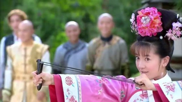 小燕子打弹弓玩,谁知不小心打到皇后,吓得立马躲起来!