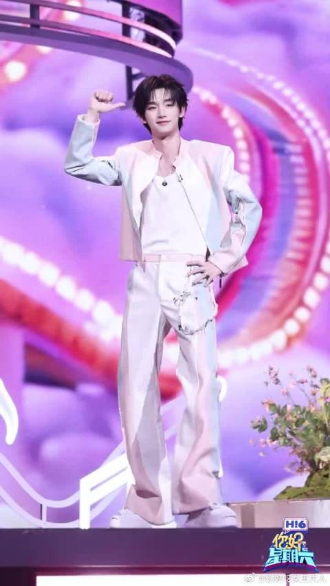在线演绎《快乐的歌》,元气直接溢出屏幕,谁能拒绝跳舞台魅力满分的小丁!