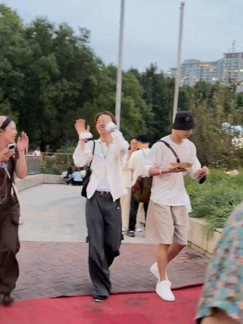 黄明昊闪现面包节被偶遇,很热爱生活的小贾