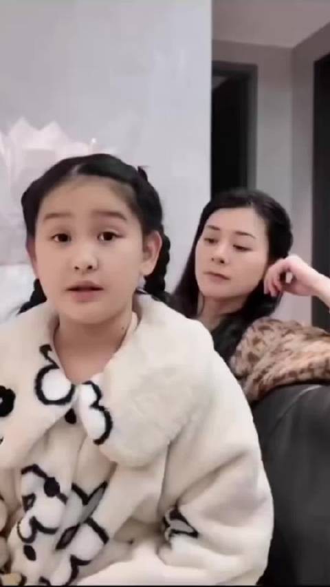 “确实没看过你妈妈演的剧,但是看过你爸爸演的剧!”