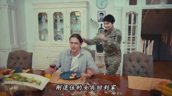 退伍的女人刚回家年,却发现丈夫另外娶他人