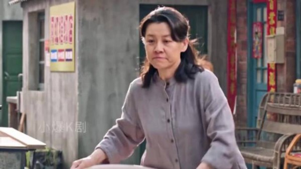 《生逢其时》女人一盆水泼到邻居家破口大骂,说她一家都被女孩给毁了