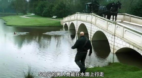 女人竟发现追击自己的杀手,竟然能够在水面上行走