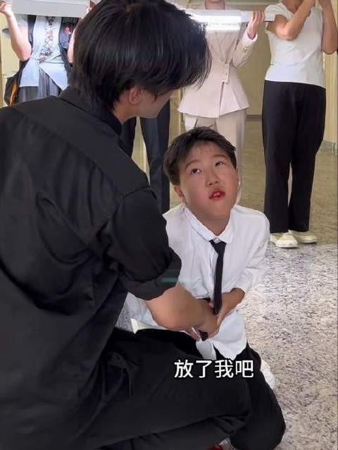 王承希的片场幕后瞬间