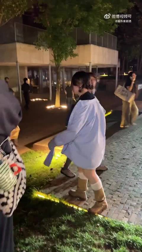 网友阿那亚偶遇吴昕,路人看清后惊喜不已