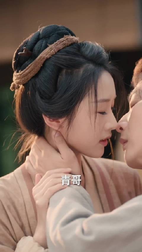 裴明珠心中感激张青屡次相救，主动开口挽留，恳请张青住在自己家中