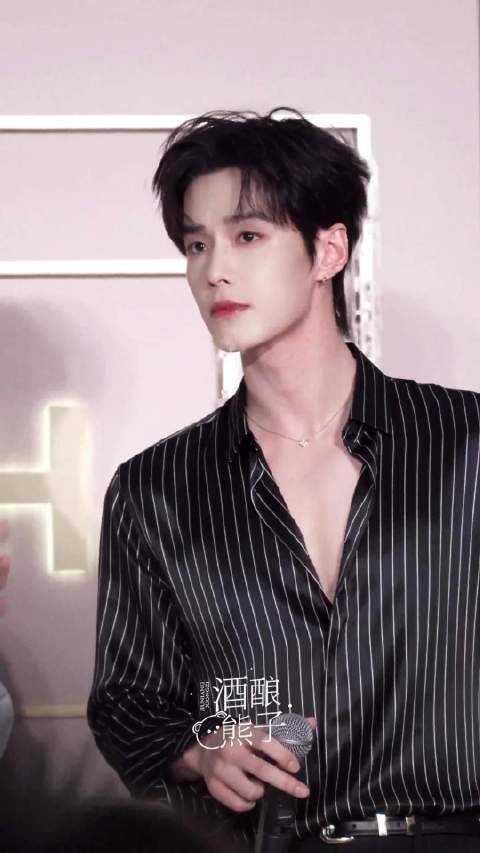 这是线下啊 不说我以为晚宴呢,今日深 V 贵公子熟男何与️
