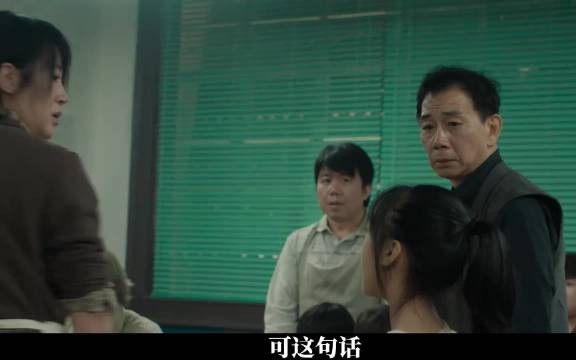 小摊被查抄母亲一言不发,女儿一句我不怕她崩溃痛哭