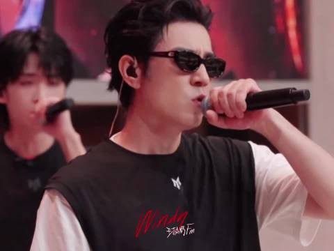 披哥三公舞台正式开始了,期待这次的三公表演…