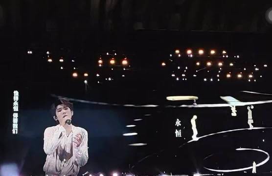 王源成都站再唱达尔文,经典曲目现场演绎,每一句都很有故事感