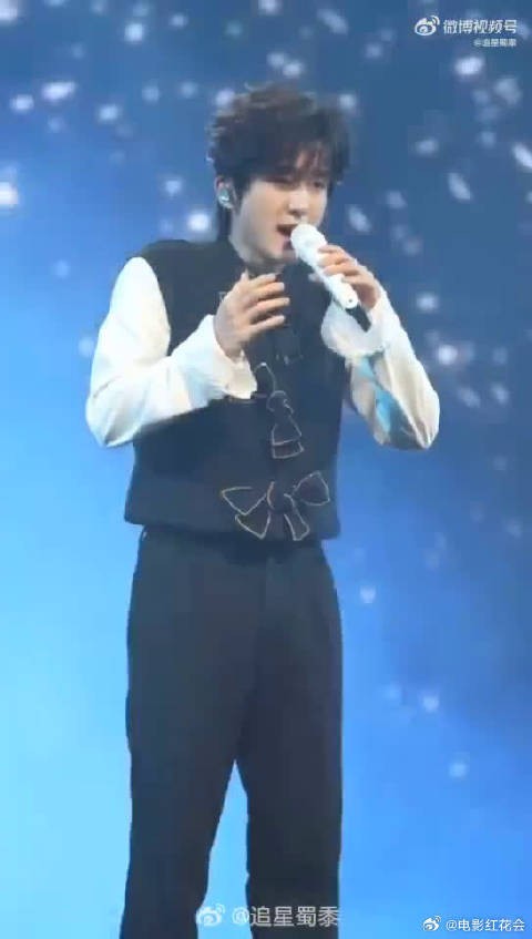 张新成的歌声太有画面感，温柔声线包裹心绪，情绪一层一层漫向听众