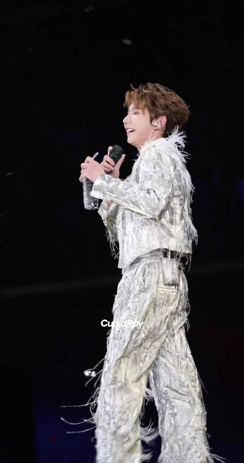 王源成都演唱会玩谐音梗,调侃后仍用心准备城市专属惊喜