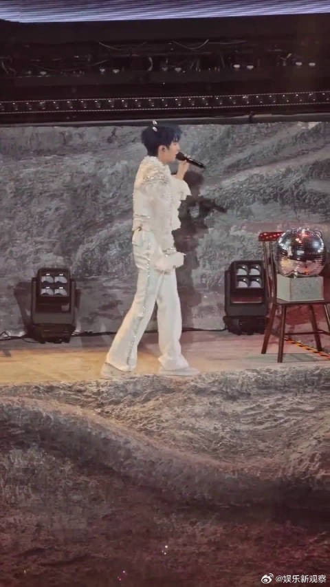 唱抒情歌忽然笑场也很可爱,王俊凯没有刻意维持高冷,真实的反应特别圈粉