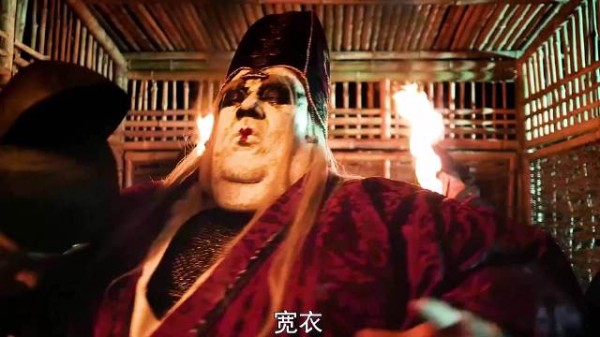 男人因体型过大，竟然摔进了粪坑