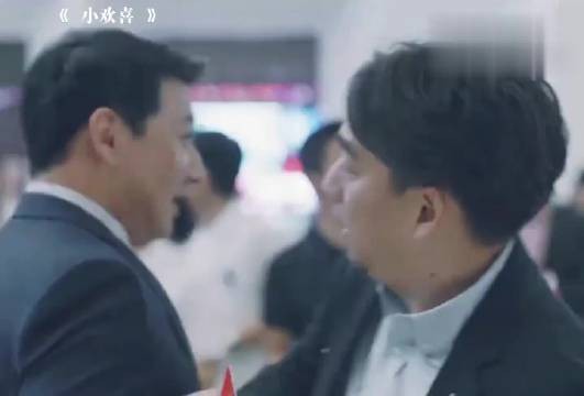 方圆自称认识区长,一分钟视频引发关注