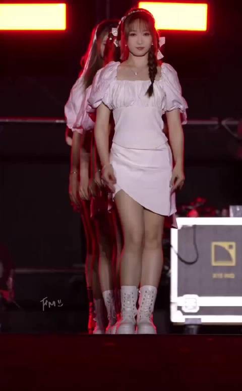 伴舞全是美女，但是王心凌一出场才是明星 ！