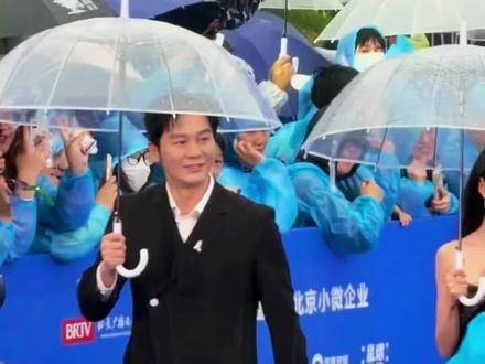 遇水则兴,雨水化作红毯上的灵动点缀