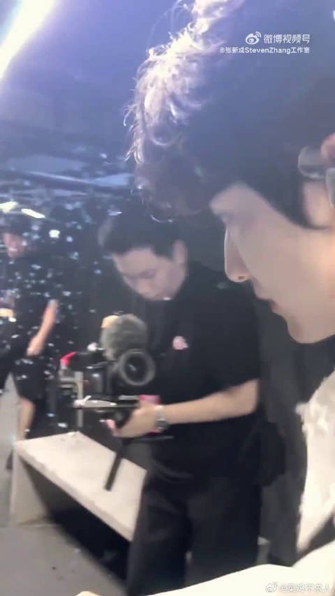 他唱完最后一句纵身往下跳的时候，我旁边的姐妹直接把应援棒甩飞出去半米远
