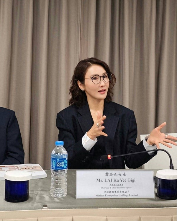 TVB视后退圈18年变上市公司CEO,一身西装主持股东大会,气场全开