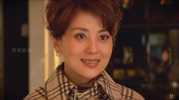母亲嫁给有钱老头，女儿前来祝贺，不料看到老头瞬间愣住了！