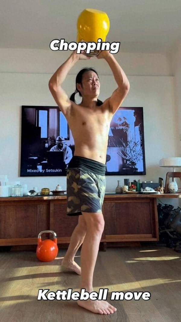 61岁香港知名组合成员赤膊练壶铃,体能惊人,双辫造型意外抢镜