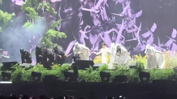 张新成也太有综艺感了，演唱会cos唐老鸭，正经唱歌和搞笑搞怪来回切换