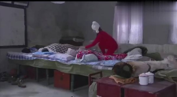 女孩冷得不行,直接钻进姐姐被窝,不料里面竟是姐夫,下一秒姐夫的反应太逗了