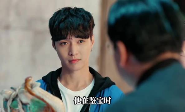 男人鉴宝时竟一把将价值千万的唐三彩摔碎