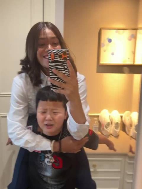 阿耶查拉蓬又在逗冯坤的儿子!