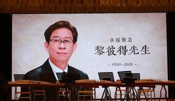 一路走好！香港资深戏骨举行追思会，许冠杰录制影片播放