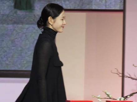 孙艺珍亮相《挑情丑闻》发布会，造型惊艳全场——举手投足皆是