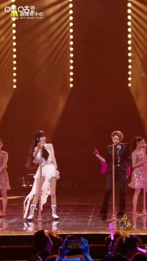 刘雨昕谢金燕唱跳粤语舞台,跳舞街复古节奏感十足