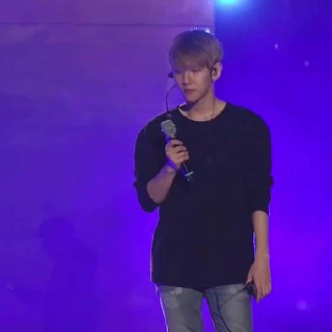 谁懂钟大唱错词时伯贤那一瞬的笑靥!边伯贤 baekhyun