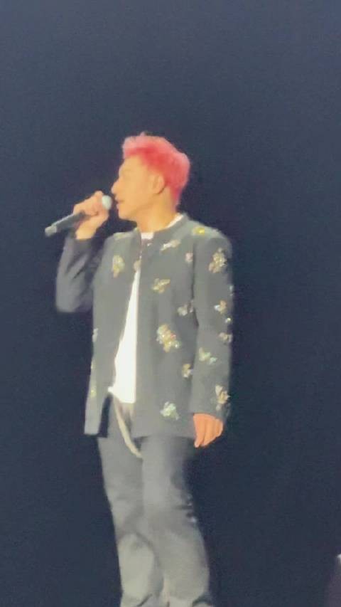 潘玮柏上海演唱会粉色头发吸睛,雨夜舞台湿滑频频脚滑