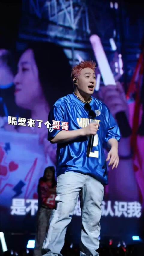 潘玮柏上海演唱会脚滑，瘦身宽粉变细粉