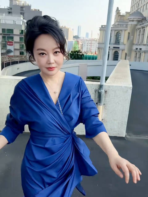 闫妮高开叉蓝裙亮相湾区升明月晚会，状态舒展优雅