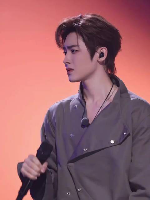 杨丞琳∶世界上真的有眼睛这么大的人啊? 侯明昊